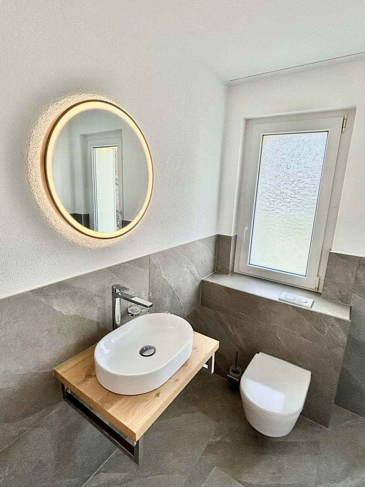 Modernes Badezimmer mit Holzdetails