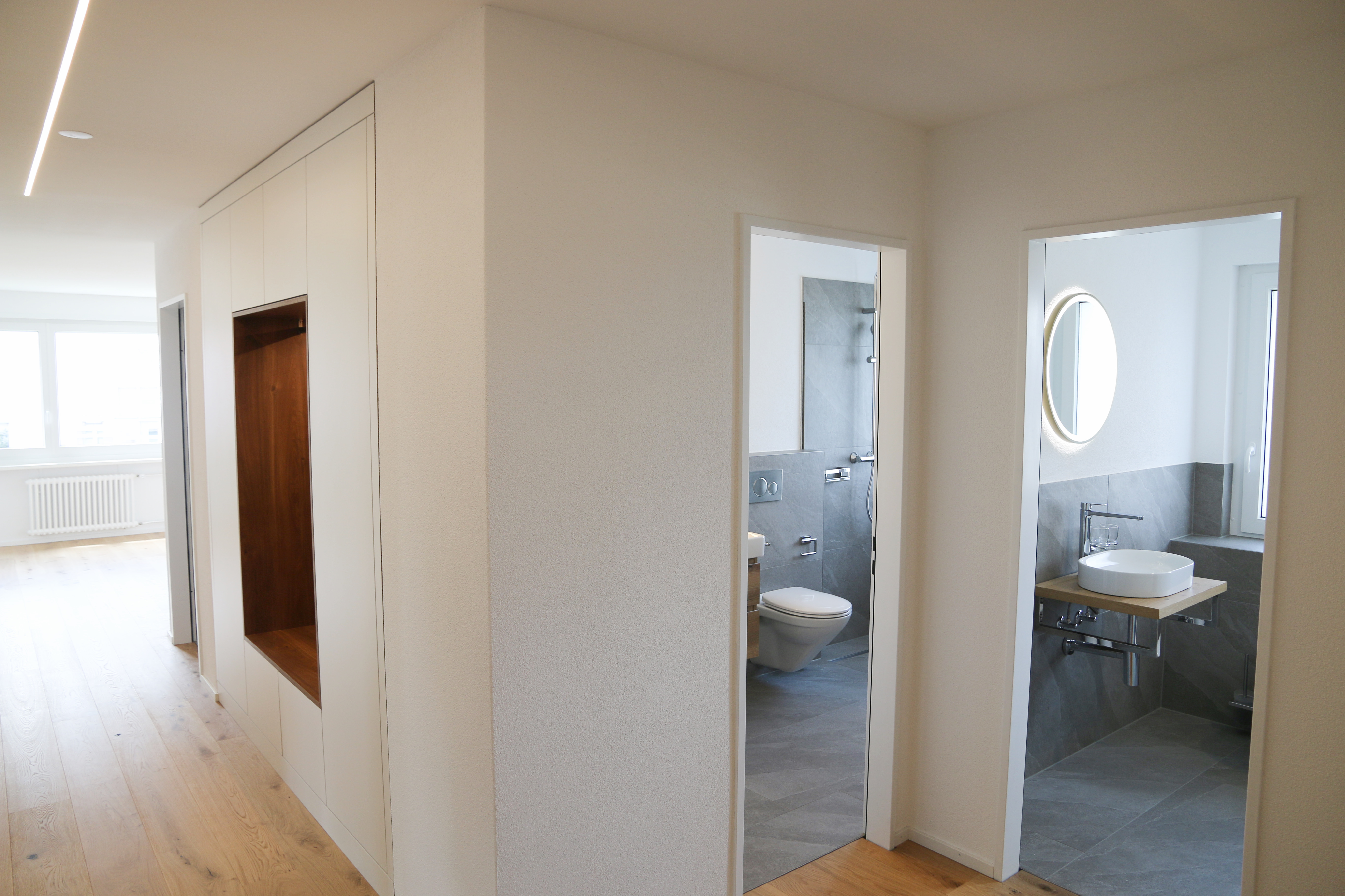Heller Eingangsbereich einer modernen Wohnung