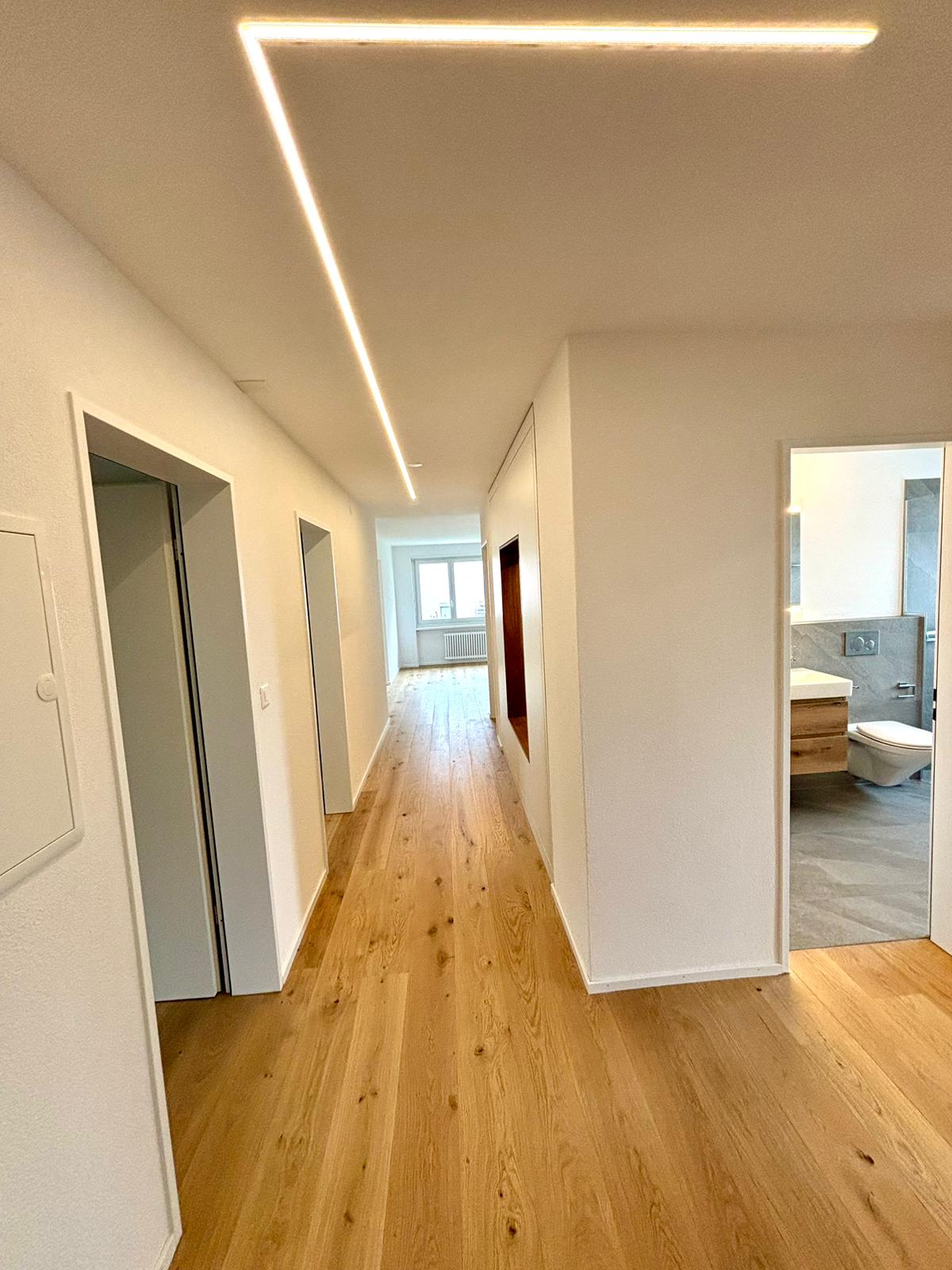 Heller Flur einer modernen Wohnung